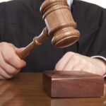 Courtroom Chaos: Actor’s SHOCKING Move Stuns Judge A judge holding a gavel above a wooden block