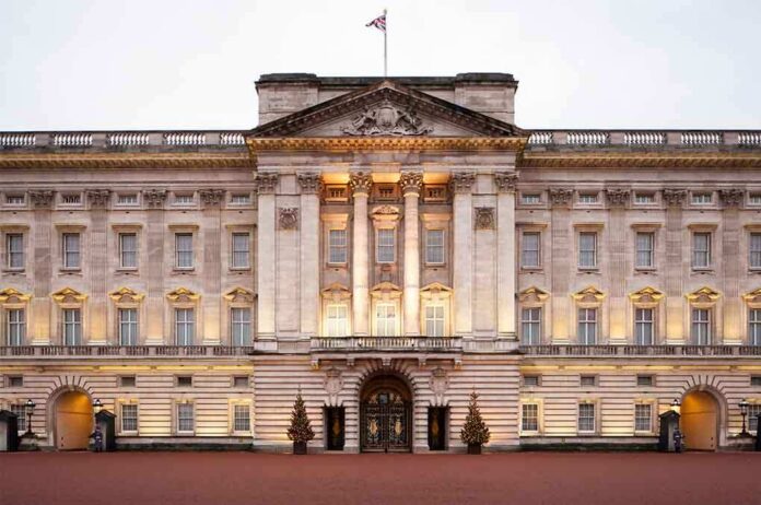 shutterstock_155262830 Front view of Buckingham Palace with illuminated facade and British flag