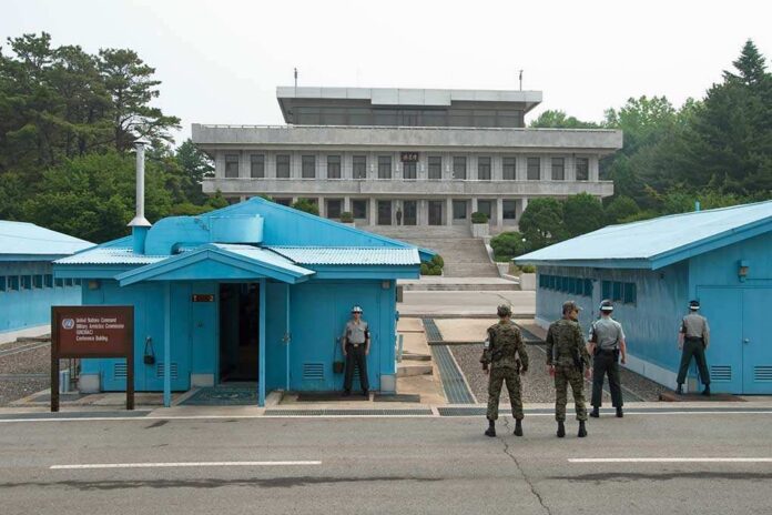Panmunjom,,South,Korea,-,Circa,June,2012:,South,Korean,Soldiers Military personnel standing near blue buildings at a border crossing