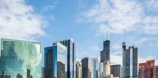 Chicago skyline featuring modern skyscrapers along a river