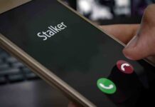 Smartphone showing an incoming call with decline and accept buttons