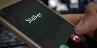 Smartphone showing an incoming call with decline and accept buttons