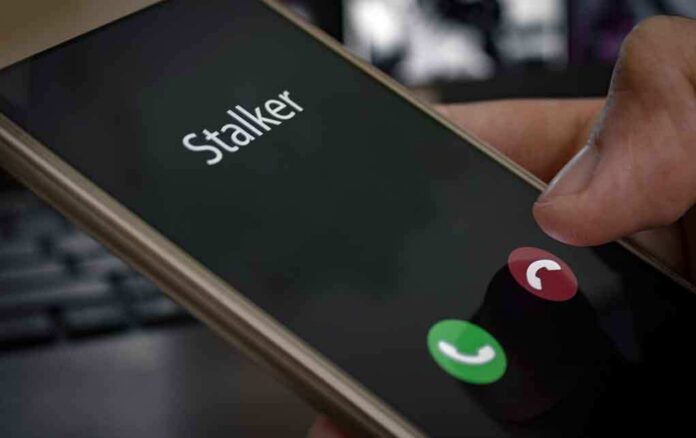 shutterstock_1654247992 Smartphone showing an incoming call with decline and accept buttons