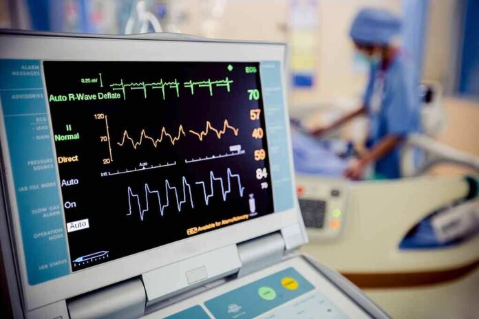 shutterstock_414452563 Patient monitor displaying vital signs in a hospital room